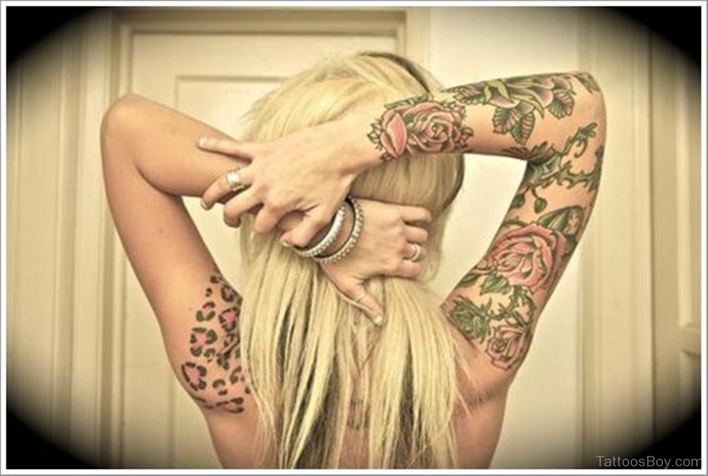 Витиеватые татуировки блондинки с хорошей попой  17 фото