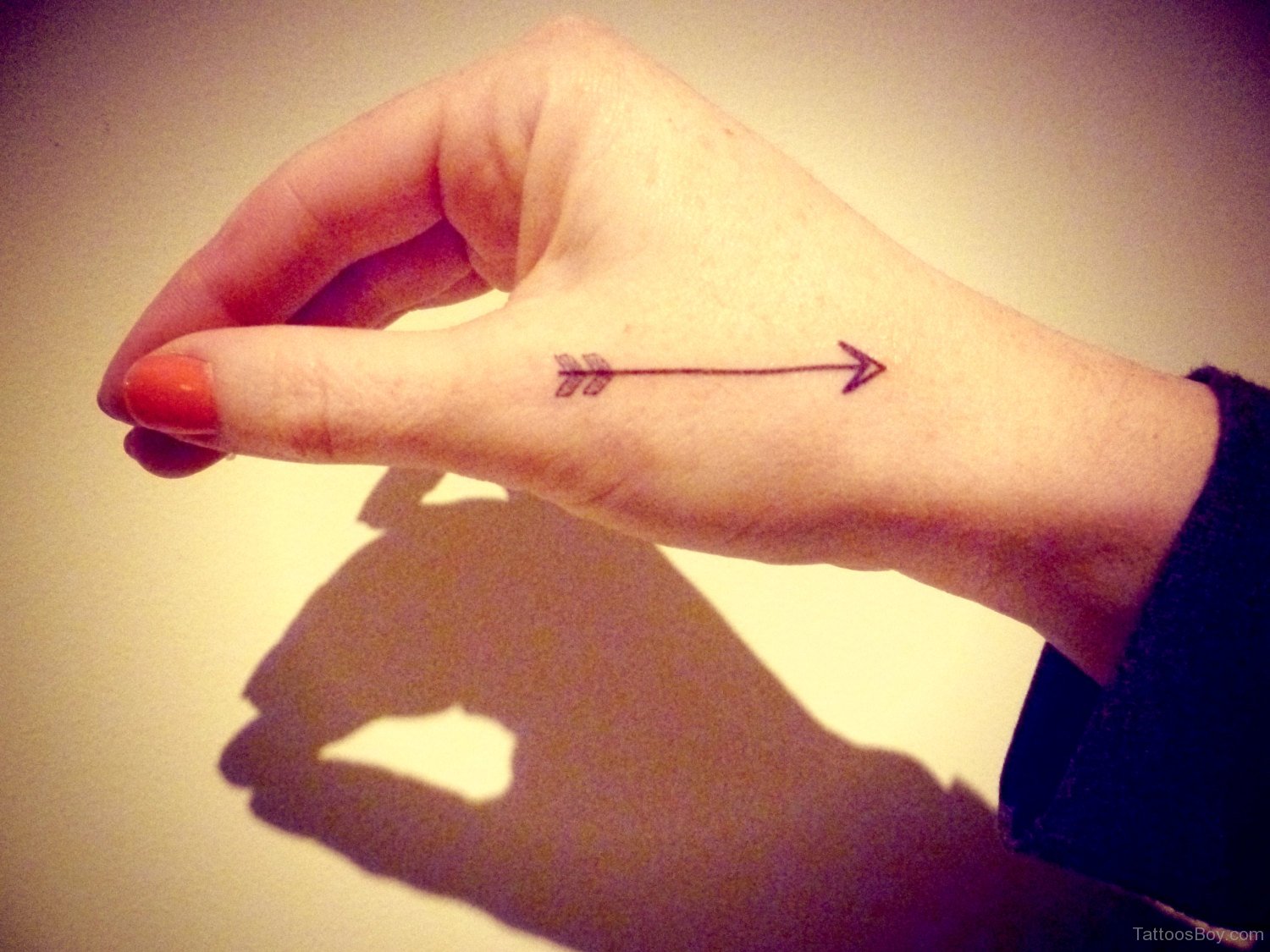 Arrow tattoo on woman's wrist | Premium PSD Mockup - rawpixel